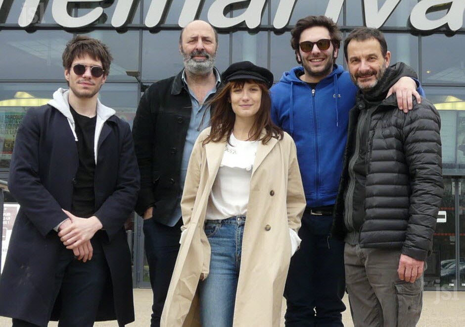 某处，某人剧照的剧照