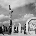 广场杂技表演剧照