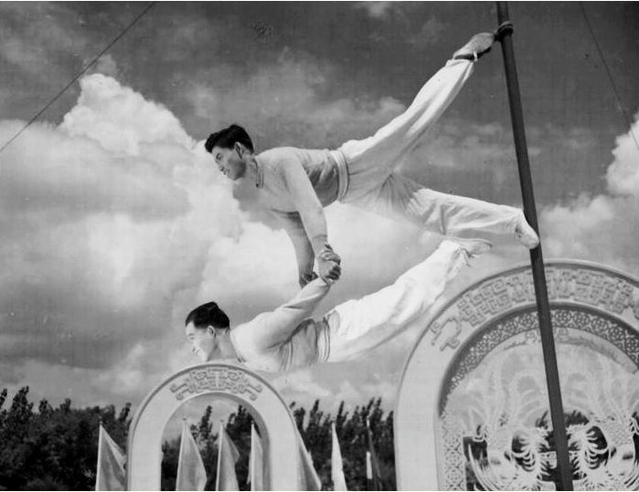 广场杂技表演剧照的剧照