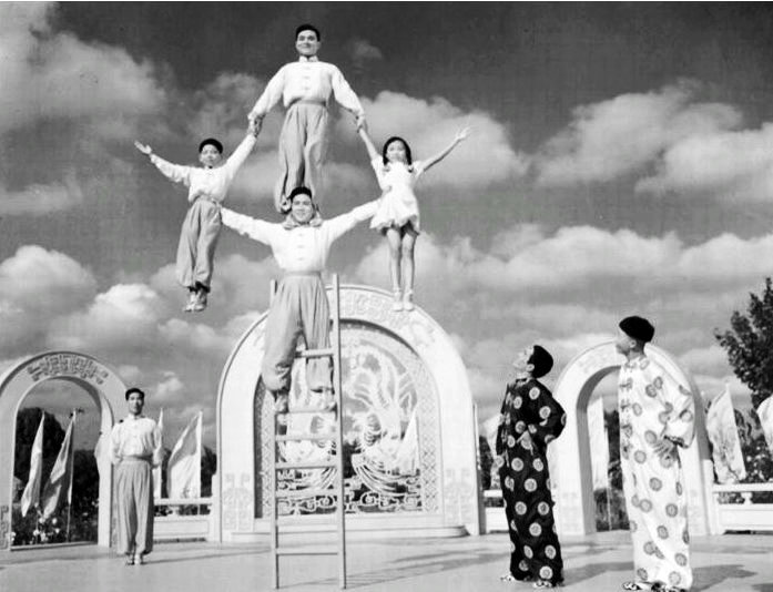 广场杂技表演剧照的剧照