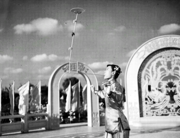 广场杂技表演剧照的剧照