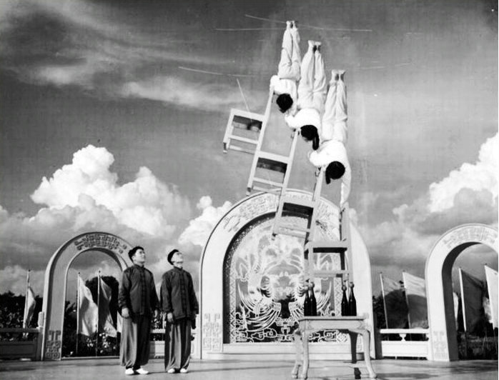 广场杂技表演剧照的剧照