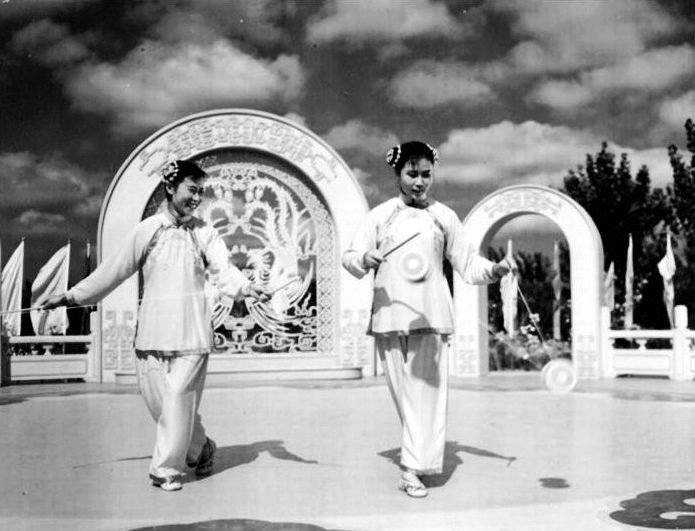 广场杂技表演剧照的剧照