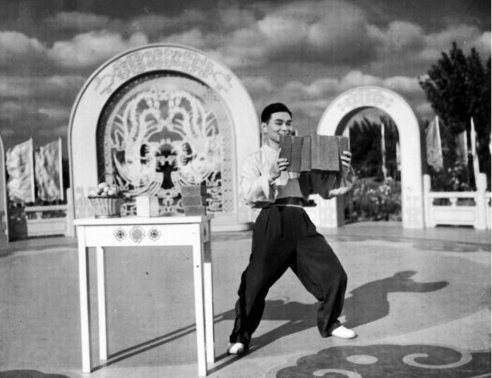 广场杂技表演剧照的剧照