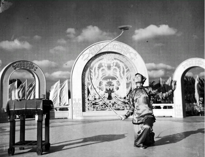 广场杂技表演剧照的剧照