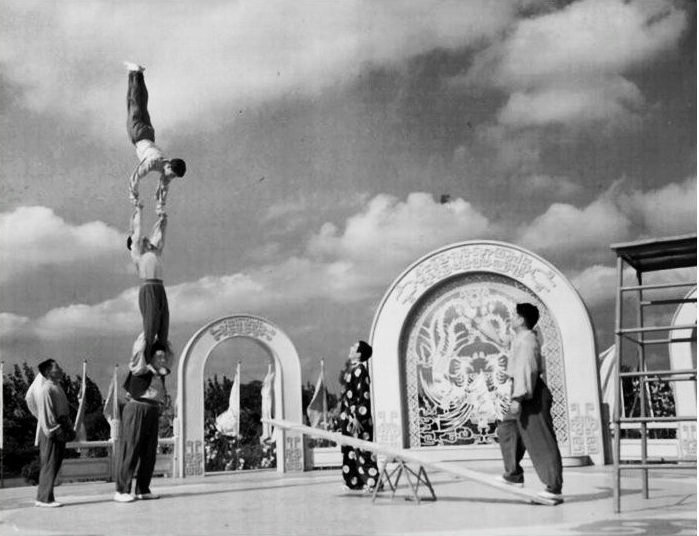 广场杂技表演剧照的剧照