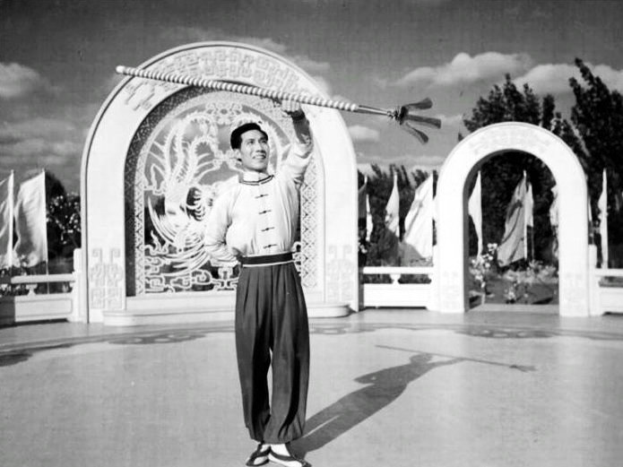 广场杂技表演剧照的剧照