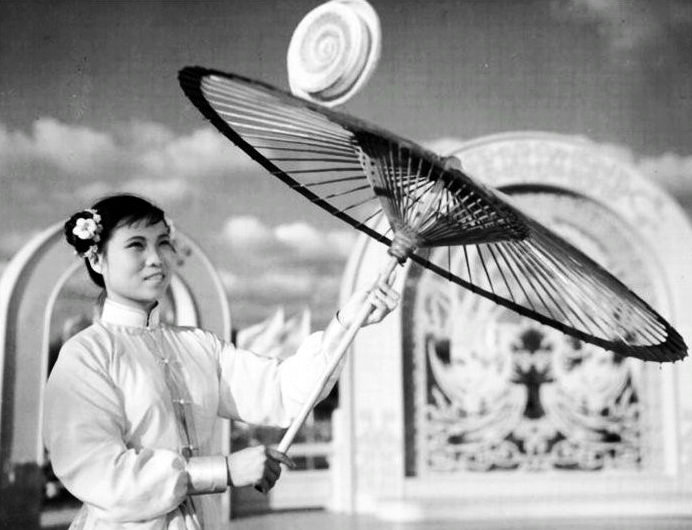 广场杂技表演剧照的剧照