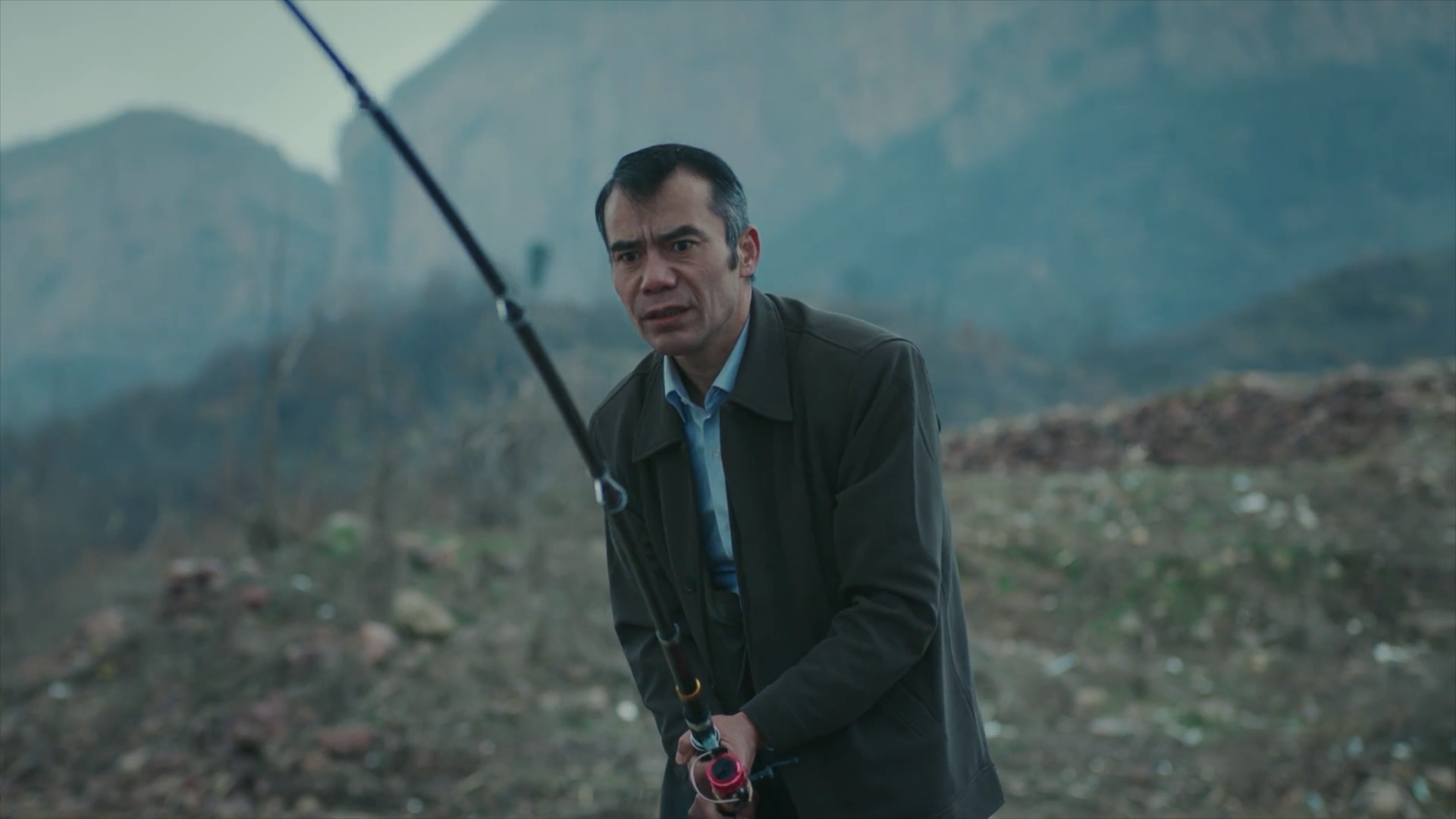 云雾笼罩的山峰剧照的剧照