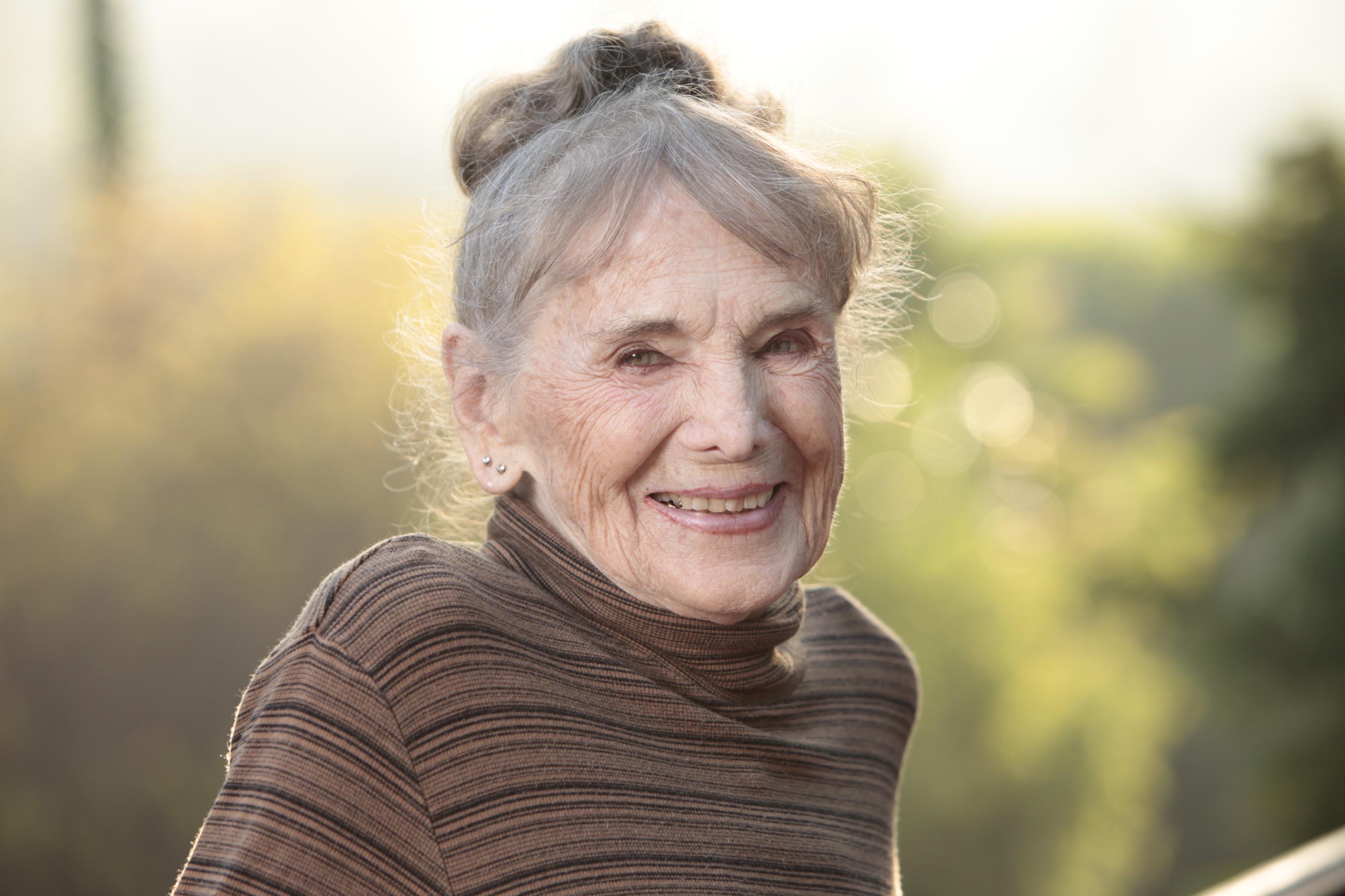 待绽蔷薇剧照的剧照