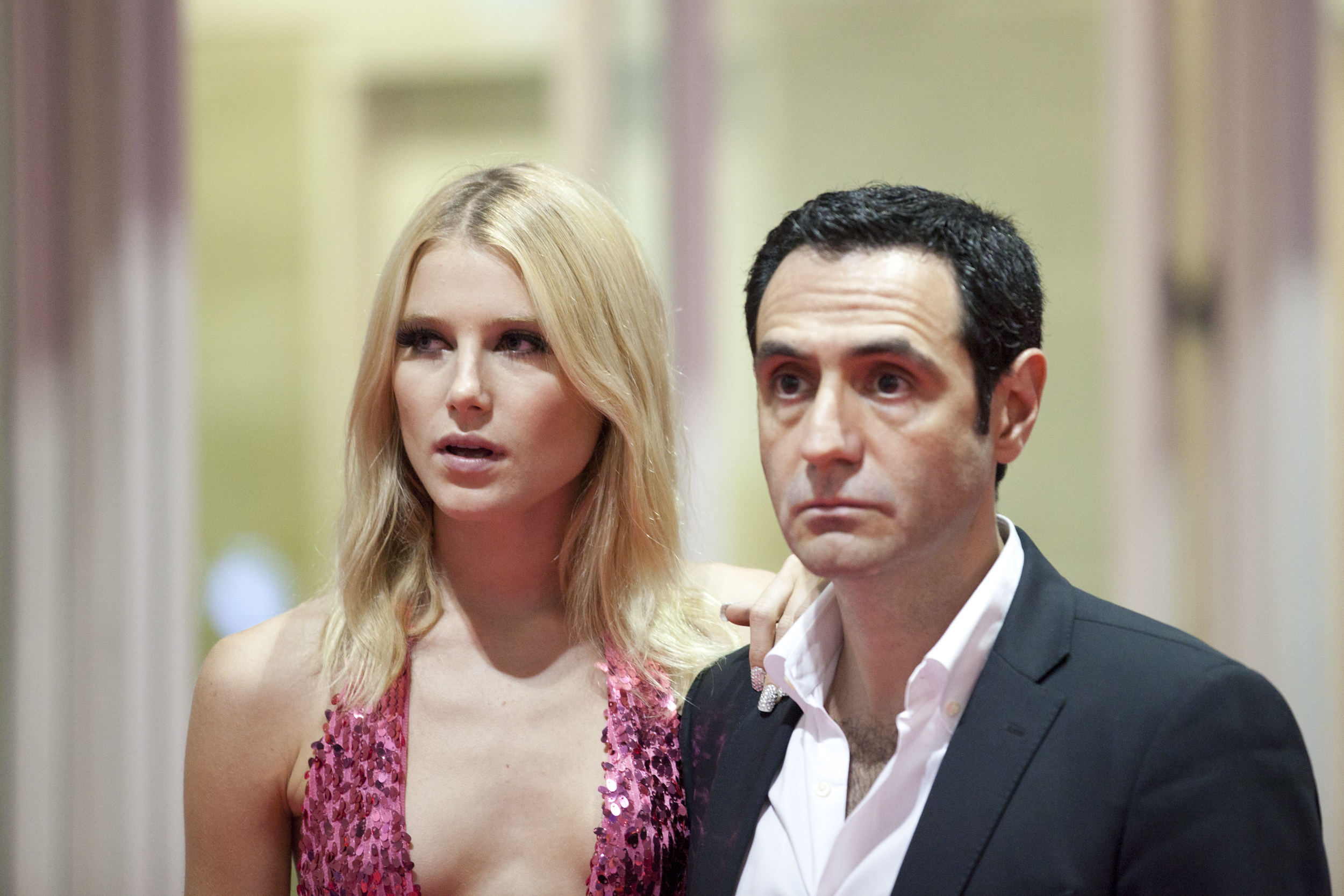 待绽蔷薇剧照的剧照