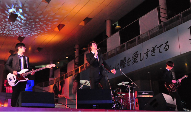 她爱上了我的谎剧照的剧照