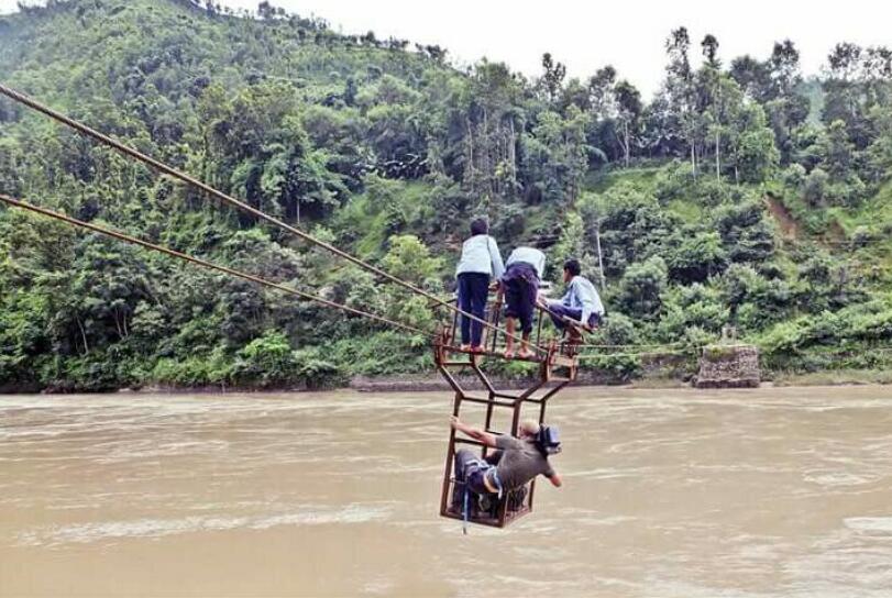 翻山涉水上学路剧照的剧照