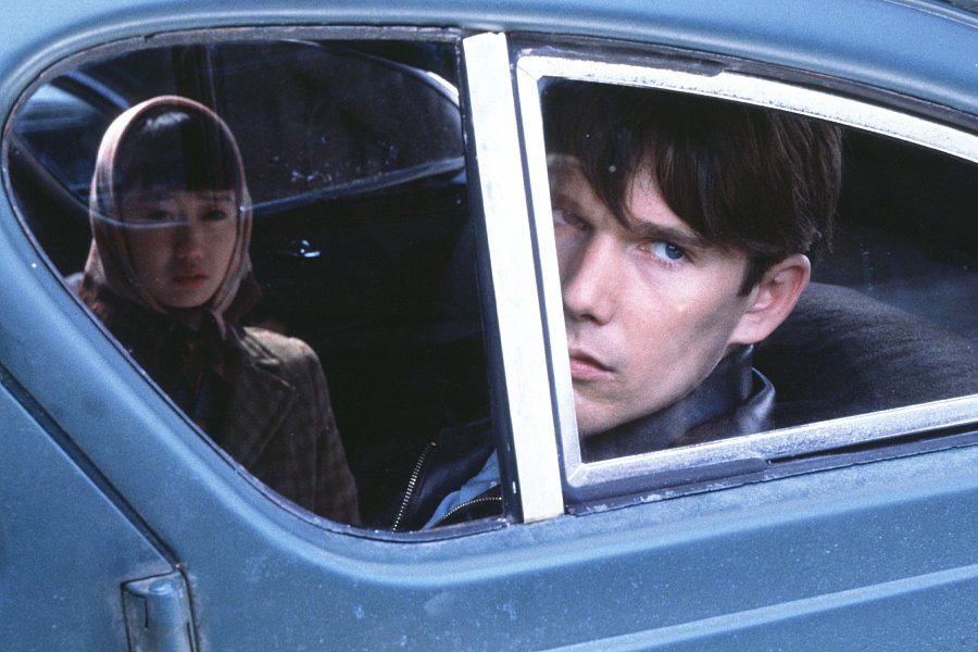 落在香杉树的雪花剧照的剧照