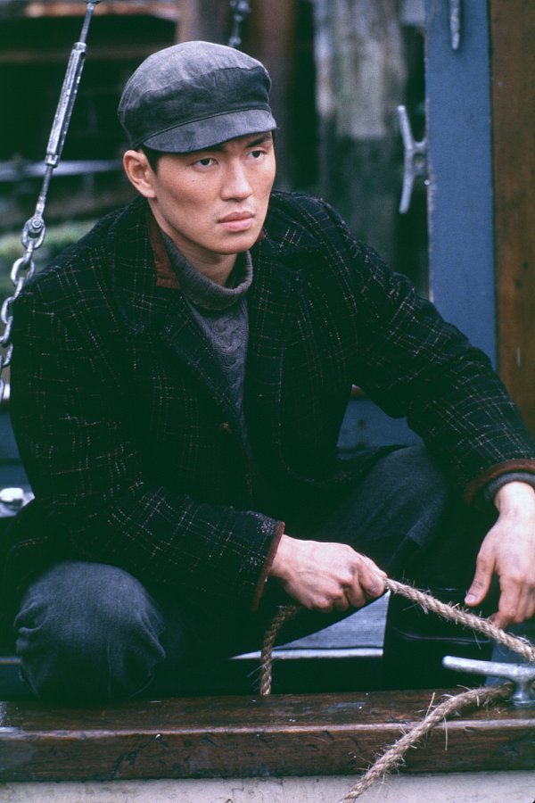 落在香杉树的雪花剧照的剧照