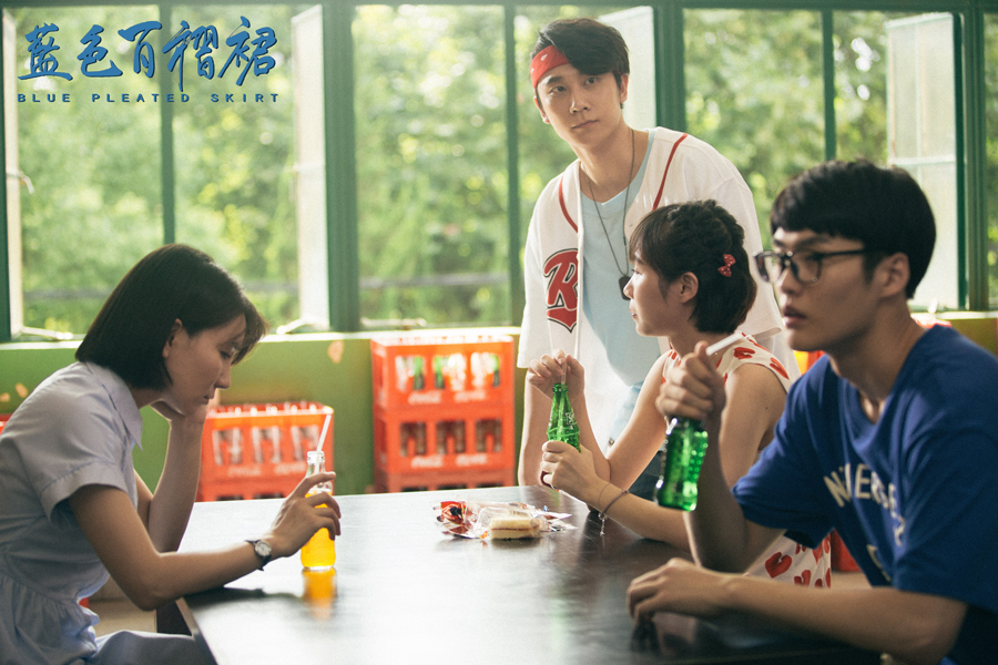 蓝色百褶裙剧照的剧照