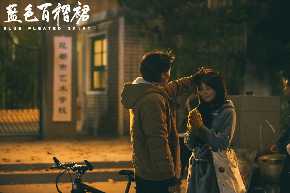 蓝色百褶裙剧照的剧照
