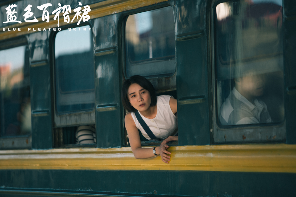 蓝色百褶裙剧照的剧照