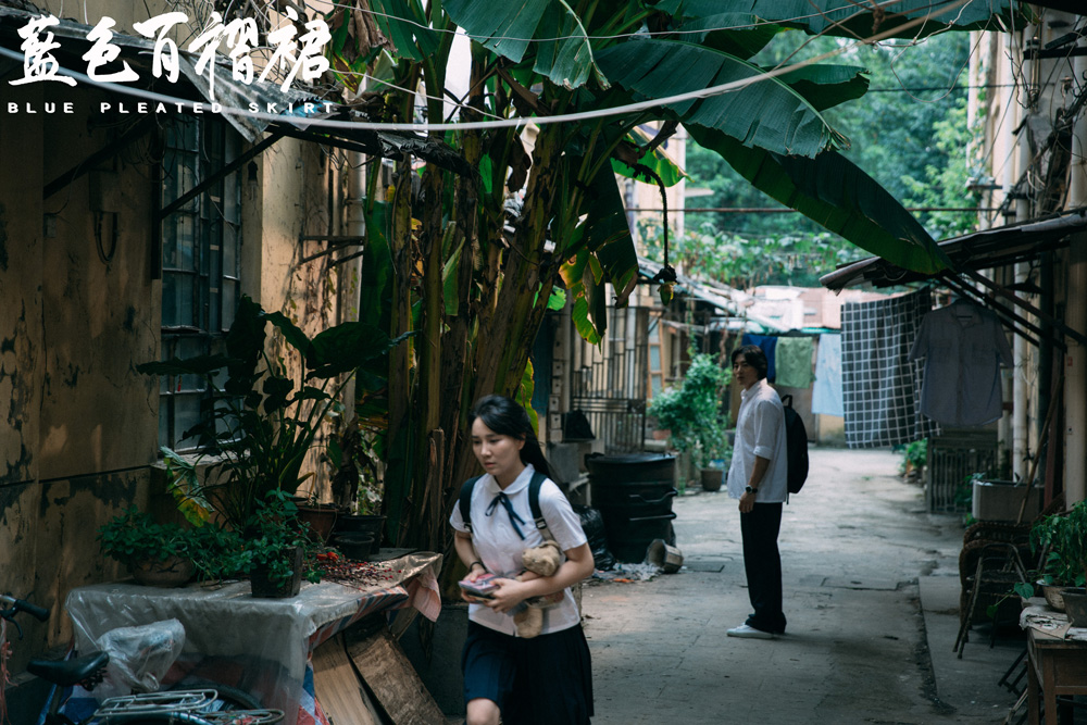 蓝色百褶裙剧照的剧照