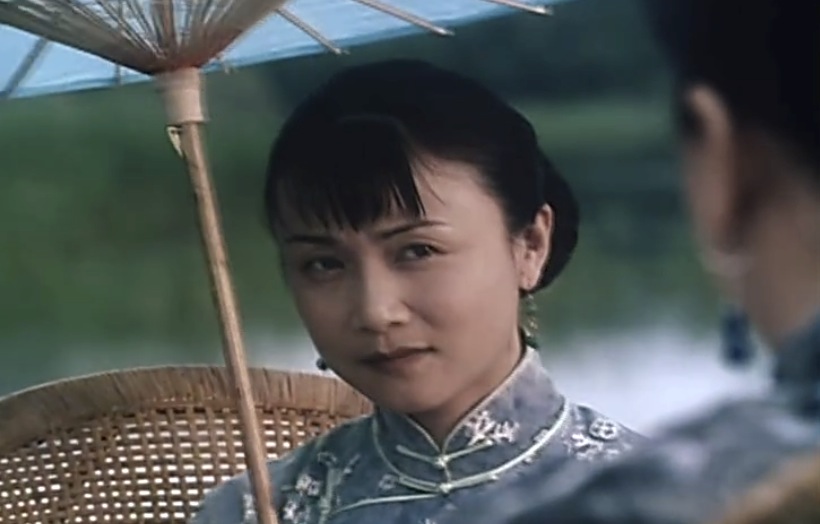 庭院里的女人剧照的剧照