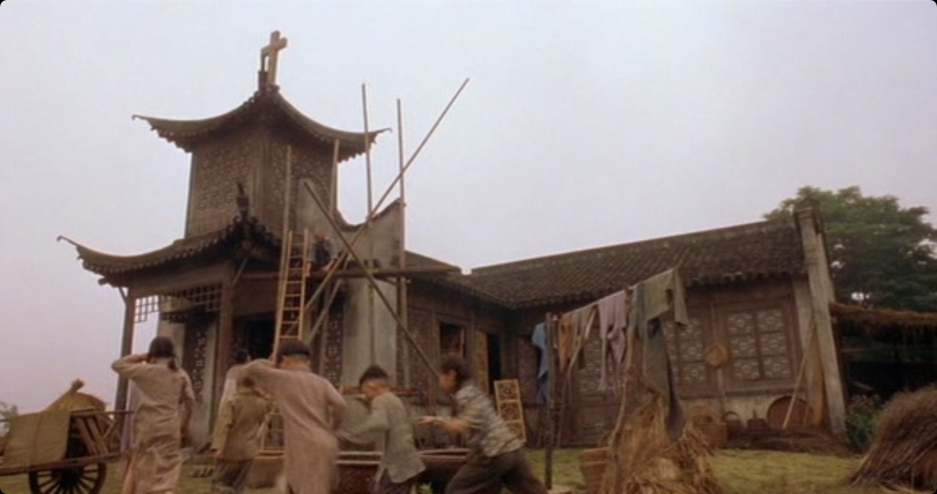 庭院里的女人剧照的剧照