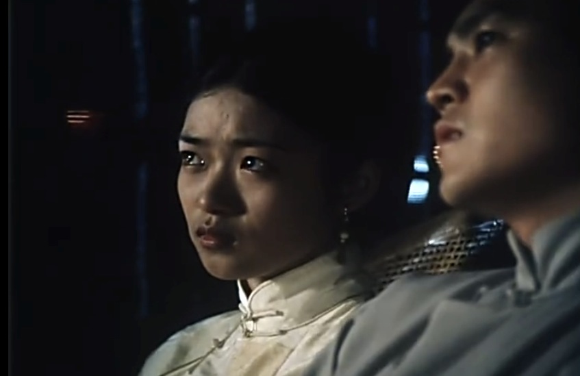 庭院里的女人剧照的剧照