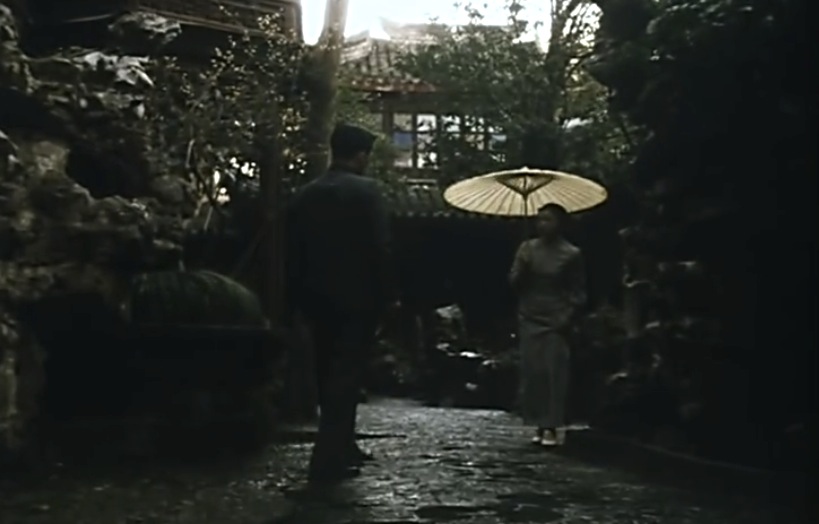 庭院里的女人剧照的剧照