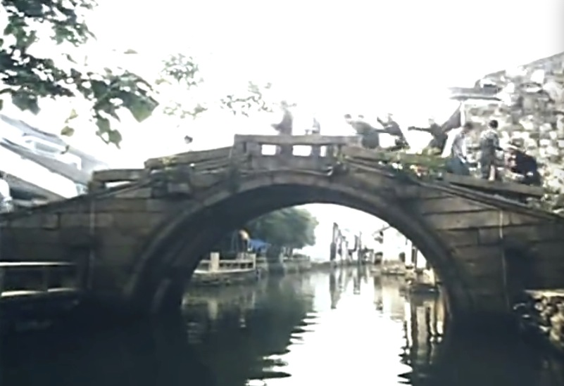 庭院里的女人剧照的剧照