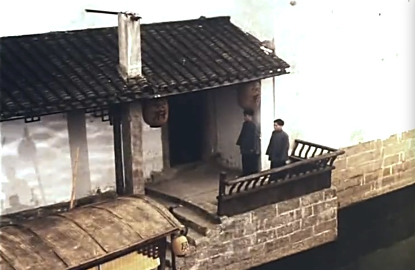 庭院里的女人剧照的剧照