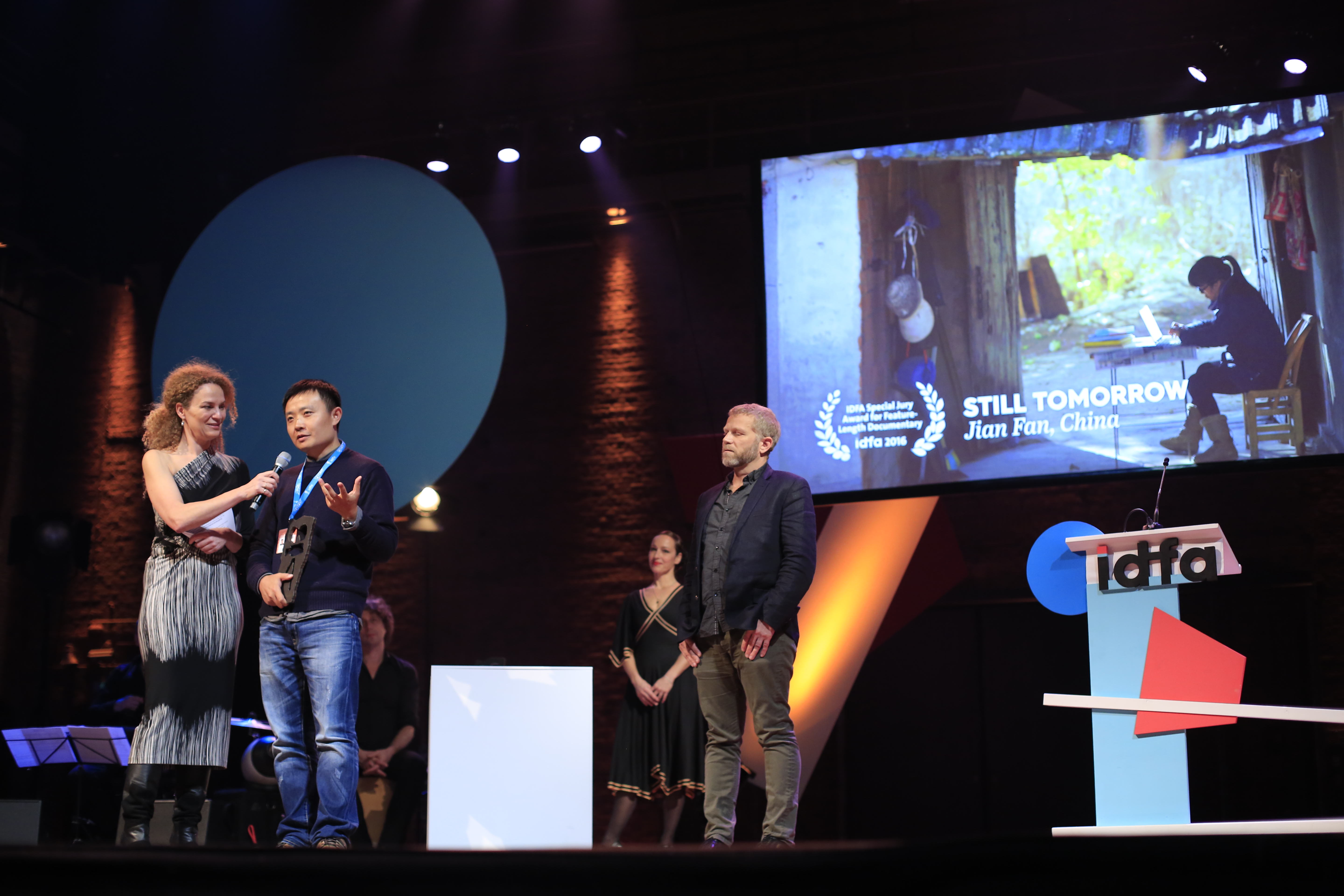 摇摇晃晃的人间剧照的剧照