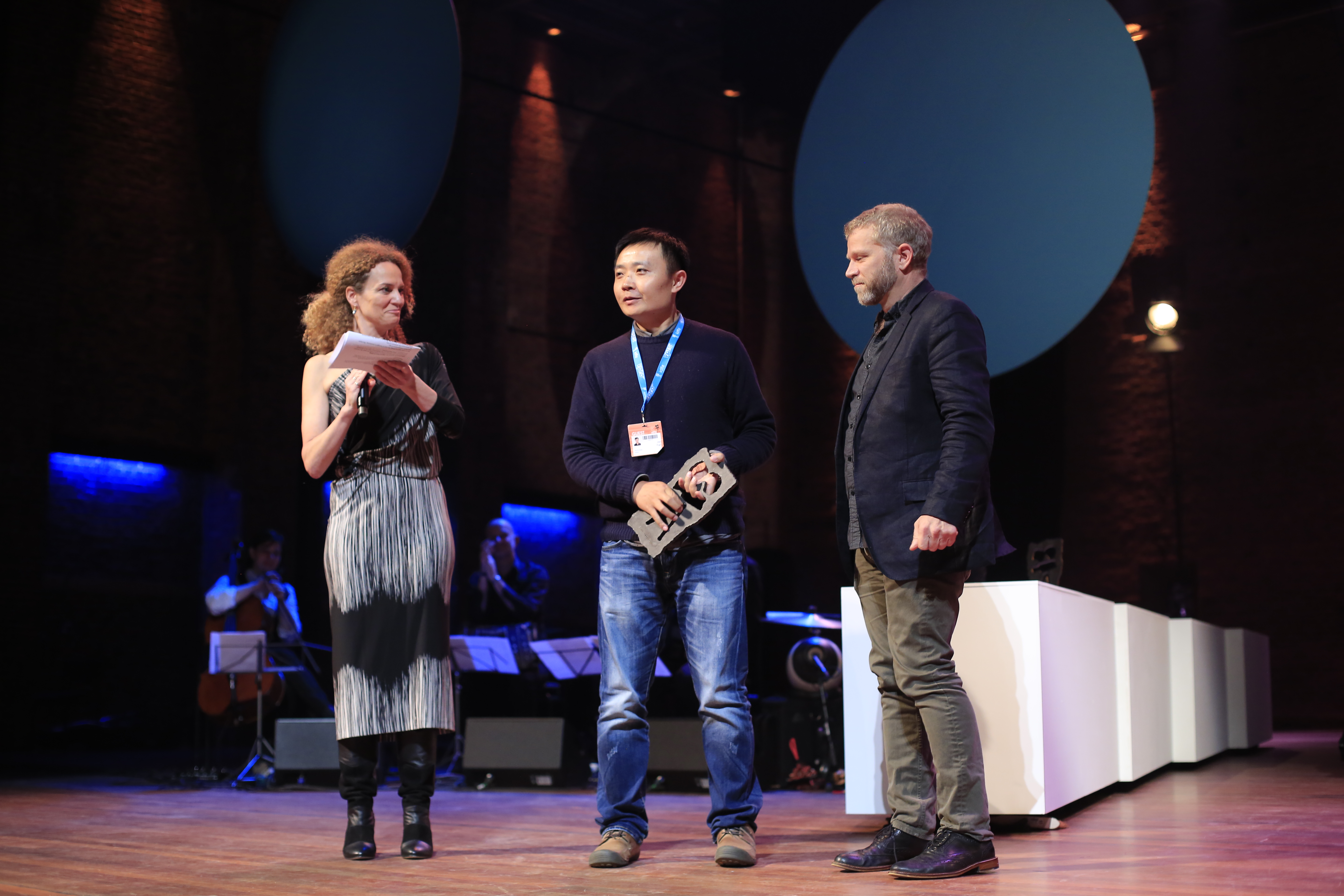 摇摇晃晃的人间剧照的剧照