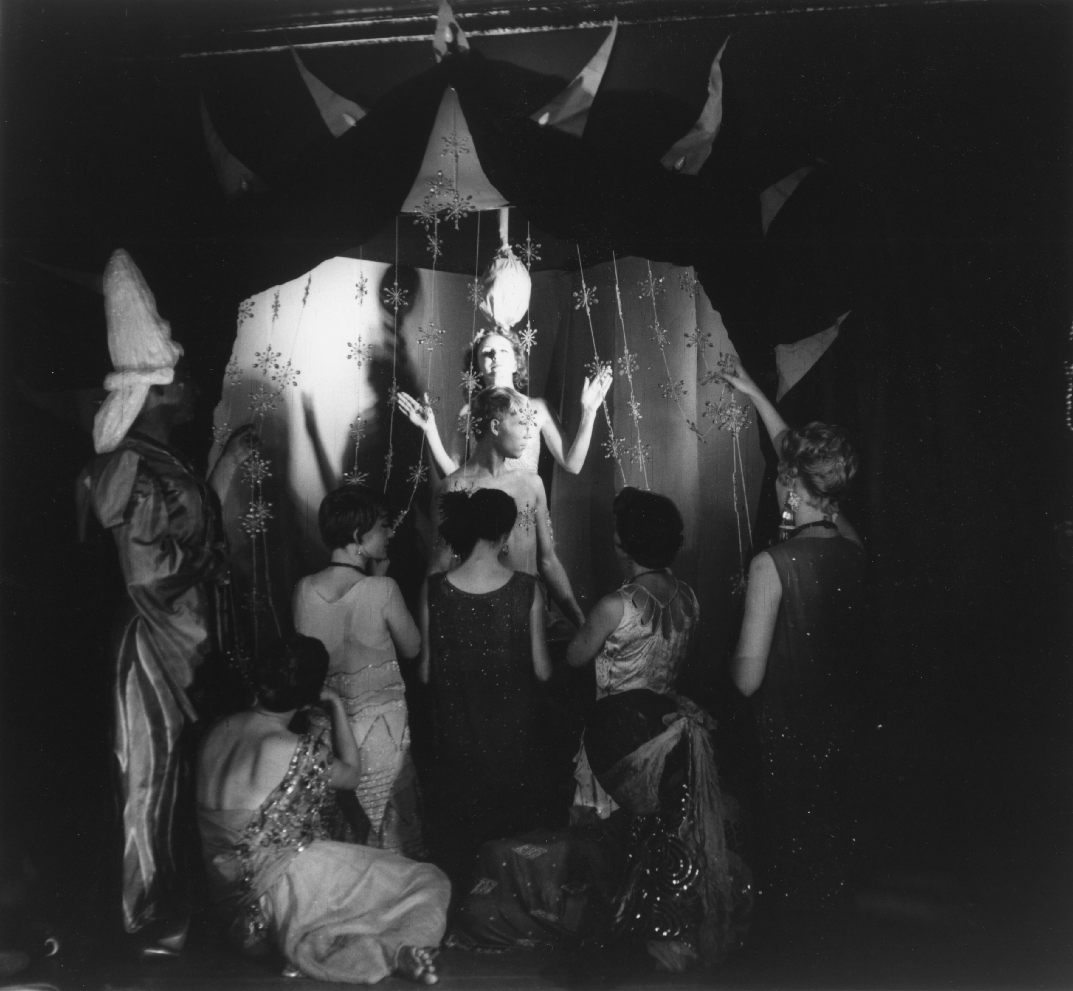 极乐大厦揭幕剧照的剧照