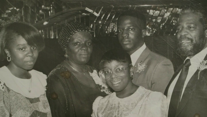 坚强之岛剧照的剧照