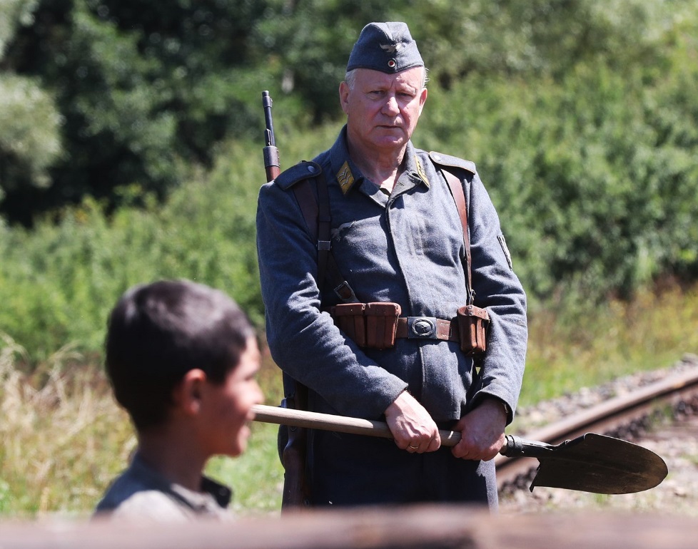被涂污的鸟剧照的剧照