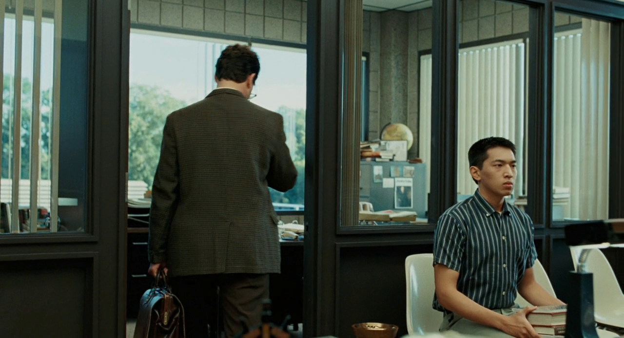 严肃的男人剧照的剧照