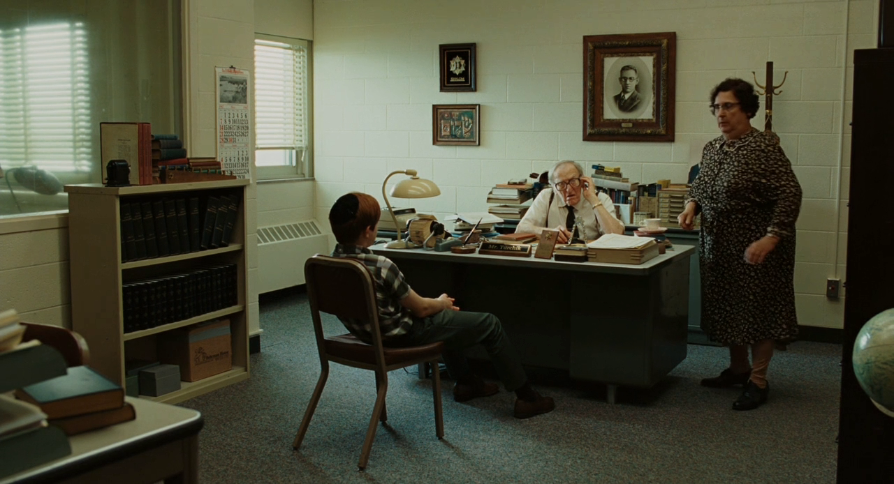 严肃的男人剧照的剧照