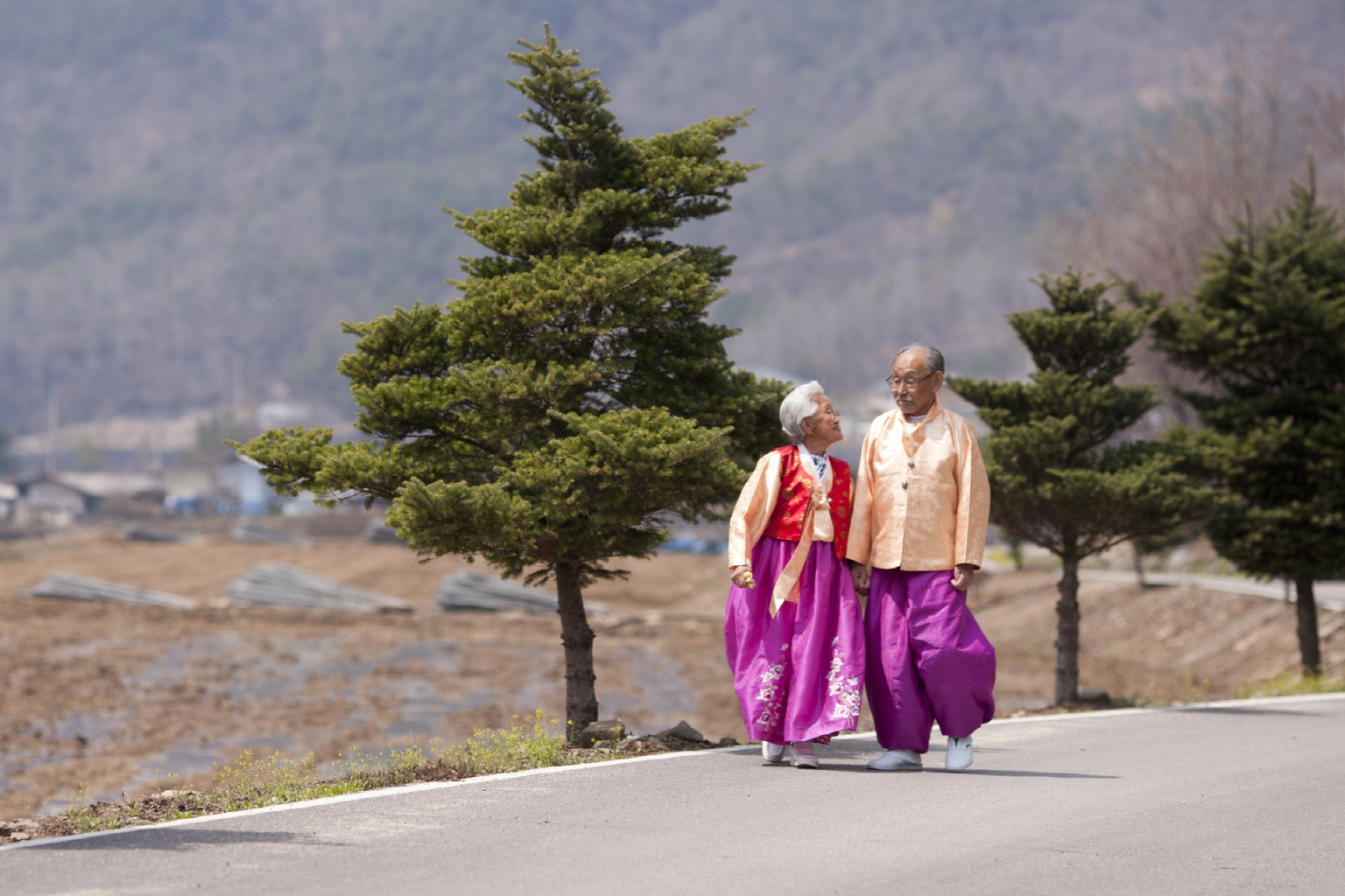 亲爱的，不要跨过那条江剧照的剧照