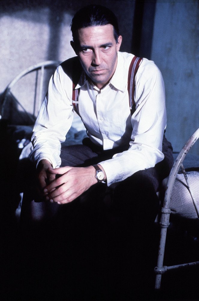 哭泣的男人剧照的剧照