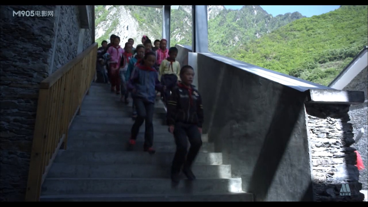 云朵上的羊角花剧照的剧照