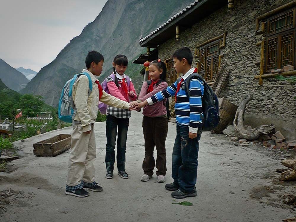 云朵上的羊角花剧照的剧照