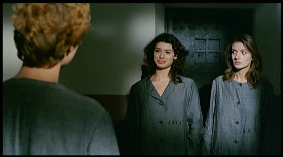 狱中艾曼纽剧照的剧照