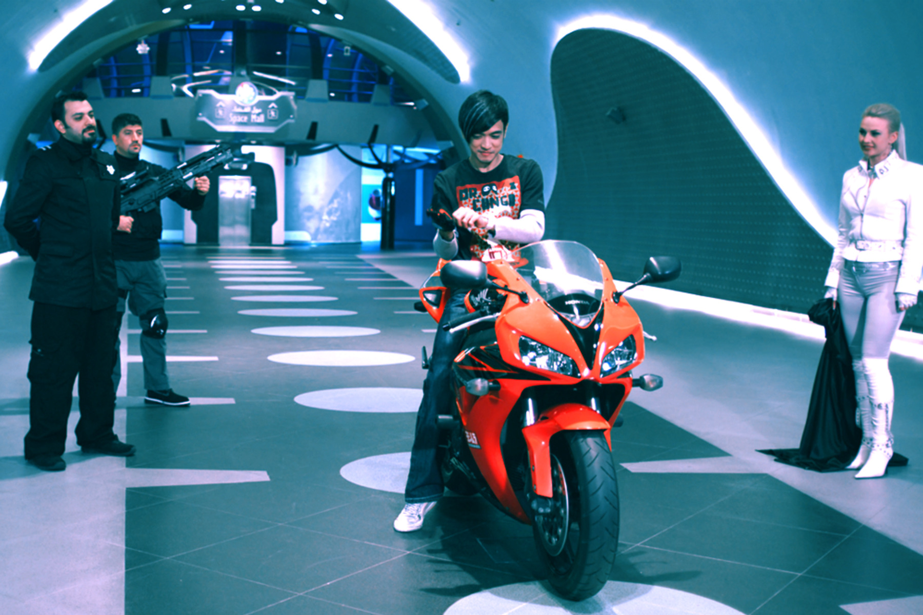 男人转化出机器人铠装剧照的剧照