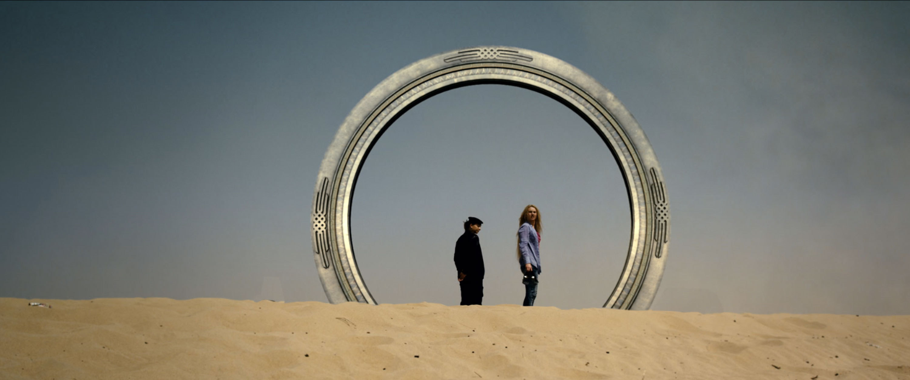 男人转化出机器人铠装剧照的剧照