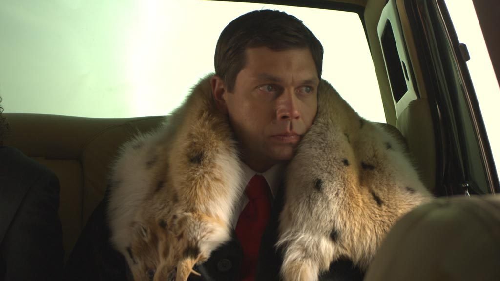 男人转化出机器人铠装剧照的剧照