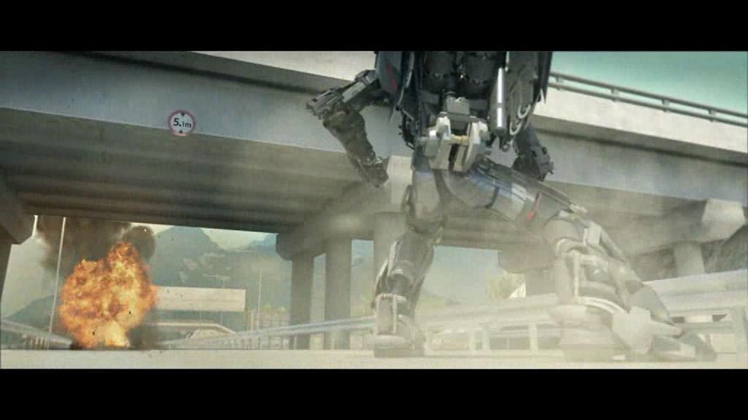 男人转化出机器人铠装剧照的剧照