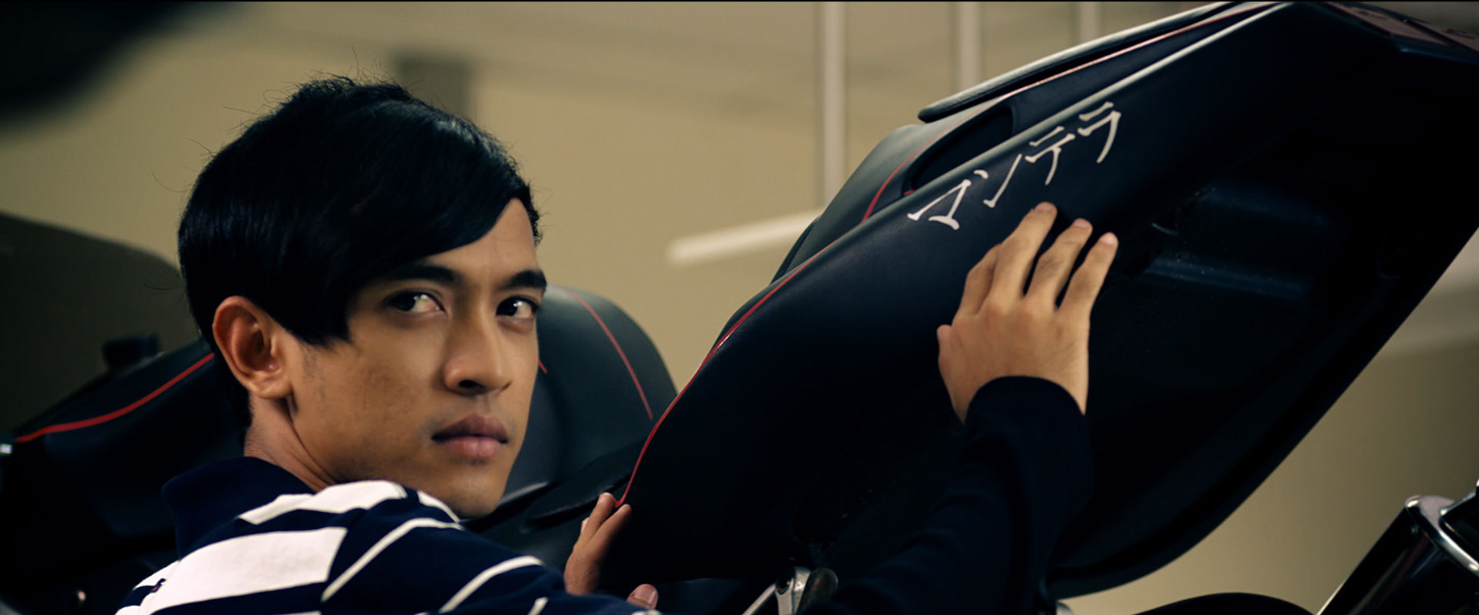 男人转化出机器人铠装剧照的剧照