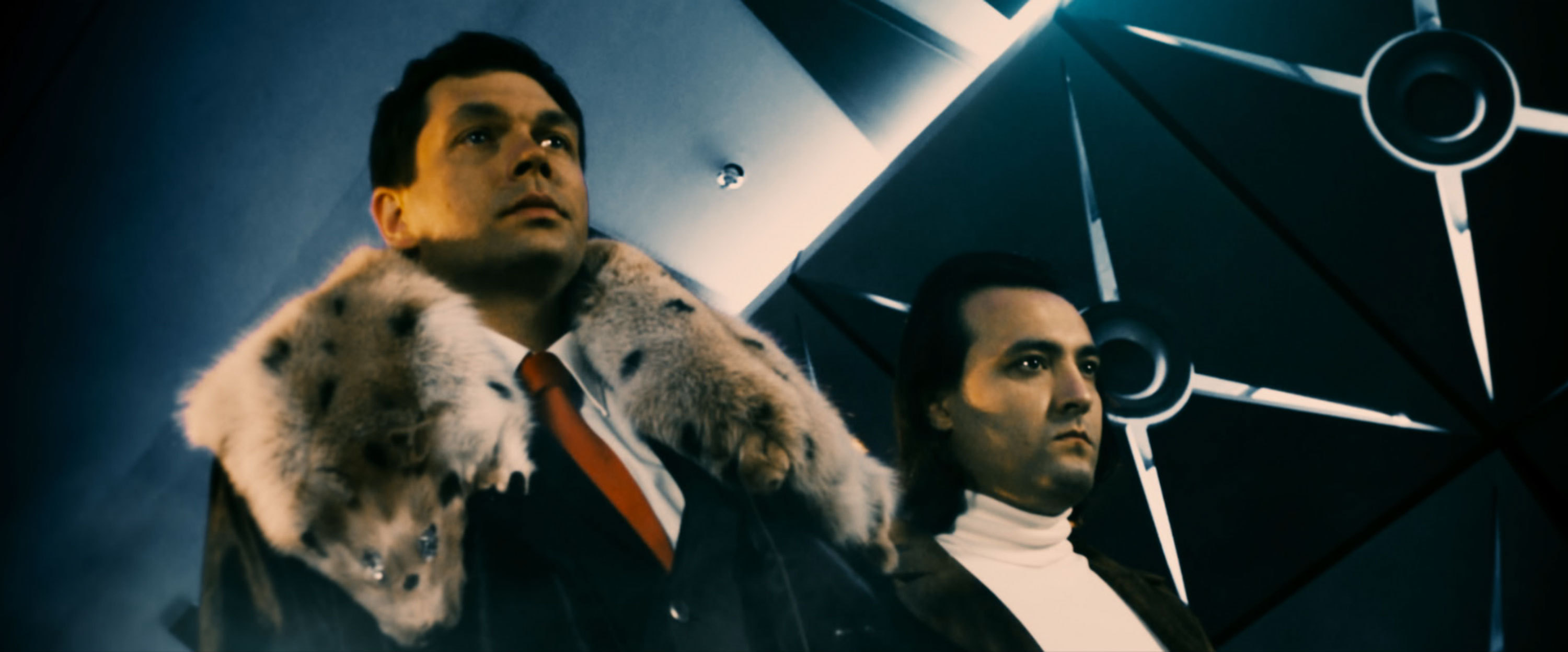 男人转化出机器人铠装剧照的剧照