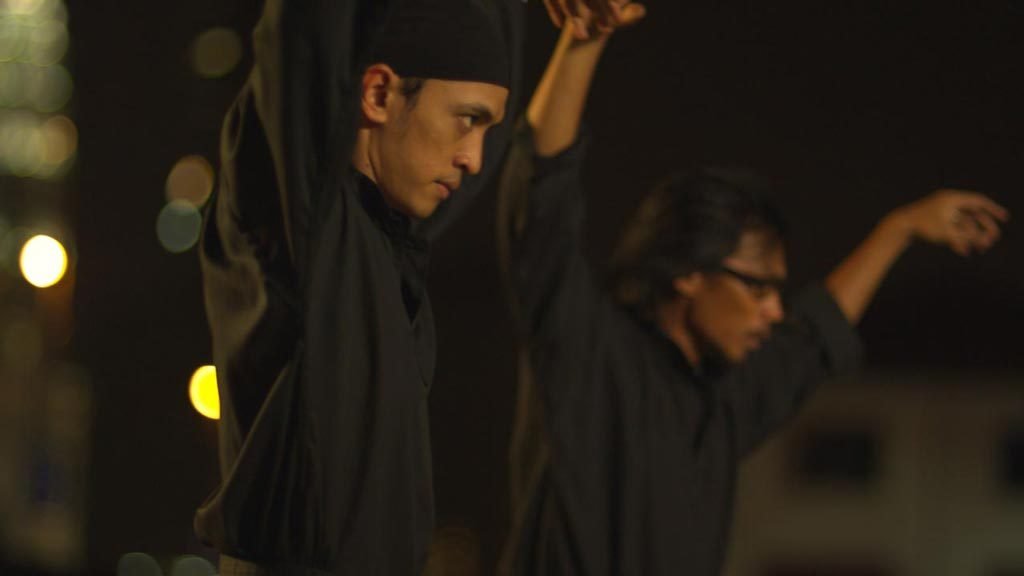 男人转化出机器人铠装剧照的剧照