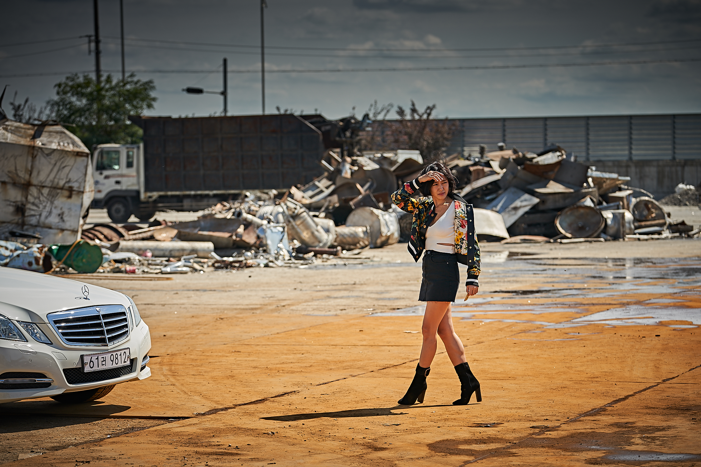 抓住救命稻草的野兽们剧照的剧照