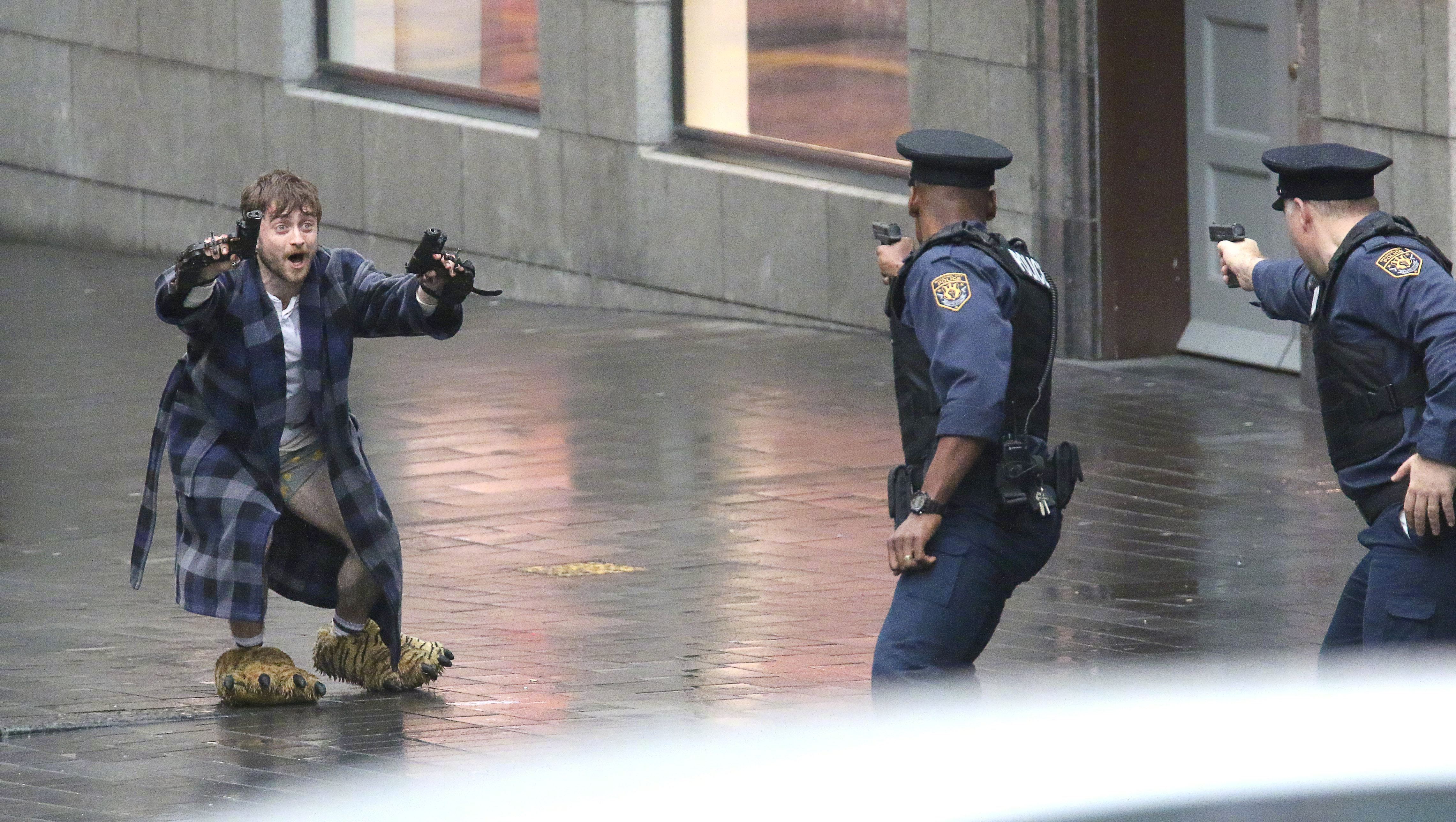 腰间持枪剧照的剧照